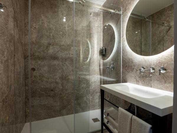 Rossio FLH Suites : photo 2 de la chambre chambre lits jumeaux avec salle de bains privative séparée