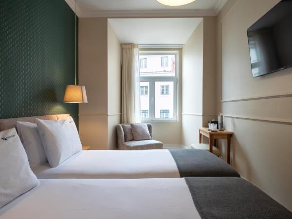 Rossio FLH Suites : photo 1 de la chambre chambre lits jumeaux avec salle de bains privative séparée