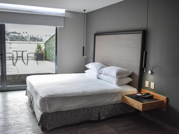 Ramada by Wyndham Mexico City Santa Fe : photo 2 de la chambre suite 1 lit king-size et terrasse - non-fumeurs