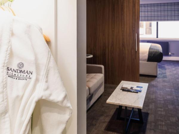 Sandman Signature Aberdeen Hotel & Spa : photo 6 de la chambre suite, 1 king bed, sofa bed, kitchenette