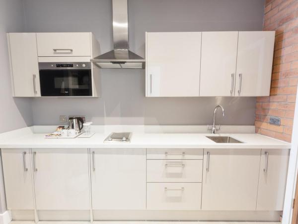 Sandman Signature Aberdeen Hotel & Spa : photo 9 de la chambre suite, 1 king bed, sofa bed, kitchenette