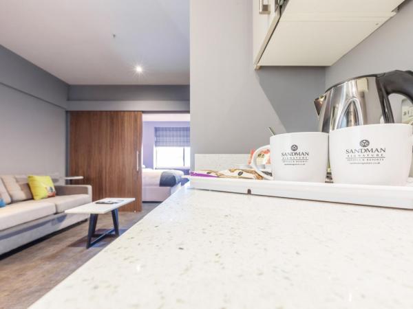 Sandman Signature Aberdeen Hotel & Spa : photo 10 de la chambre suite, 1 king bed, sofa bed, kitchenette