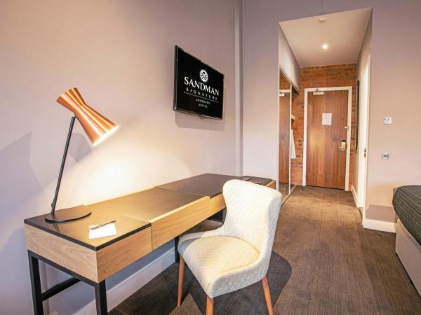 Sandman Signature Aberdeen Hotel & Spa : photo 5 de la chambre chambre 1 lit king-size standard avec canapé-lit