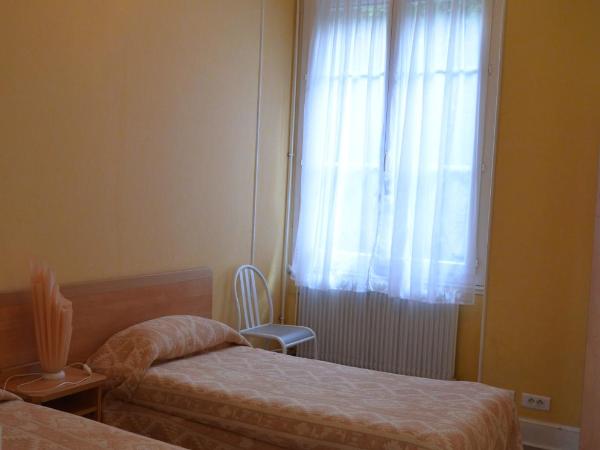 Hôtel Montfort : photo 3 de la chambre chambre quadruple - vue sur jardin