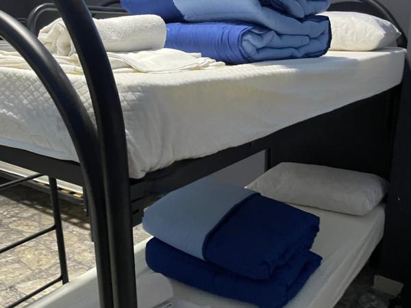 Alexander hostel : photo 3 de la chambre lit simple dans dortoir pour hommes avec salle de bains commune