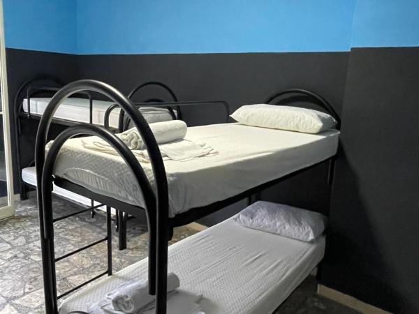 Alexander hostel : photo 7 de la chambre lit simple dans dortoir pour hommes avec salle de bains commune