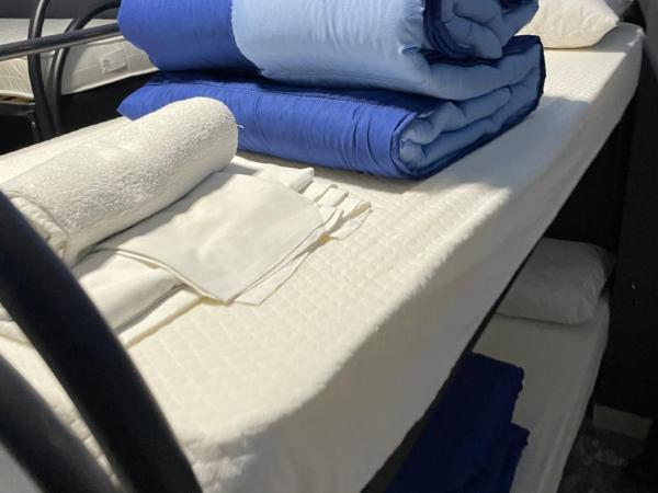 Alexander hostel : photo 3 de la chambre lit simple dans dortoir pour hommes avec salle de bains commune