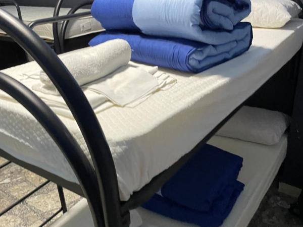 Alexander hostel : photo 8 de la chambre lit simple dans dortoir pour hommes avec salle de bains commune