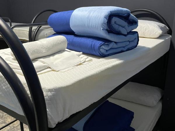 Alexander hostel : photo 2 de la chambre lit simple dans dortoir pour hommes avec salle de bains commune