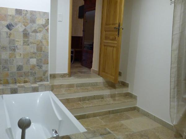 Le Mas d'Isnard : photo 2 de la chambre grande chambre double ou lits jumeaux