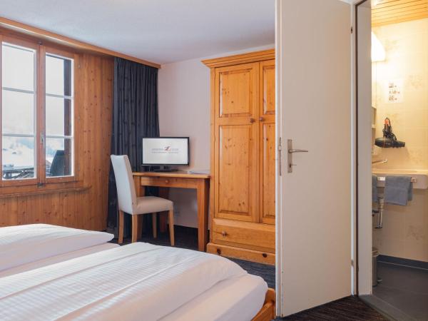 Jungfrau Lodge, Swiss Mountain Hotel : photo 10 de la chambre chambre double avec salle de bains privative et vue sur la montagne
