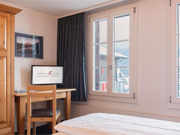 Jungfrau Lodge, Swiss Mountain Hotel : photo 4 de la chambre chambre double avec salle de bains privative et vue sur la montagne