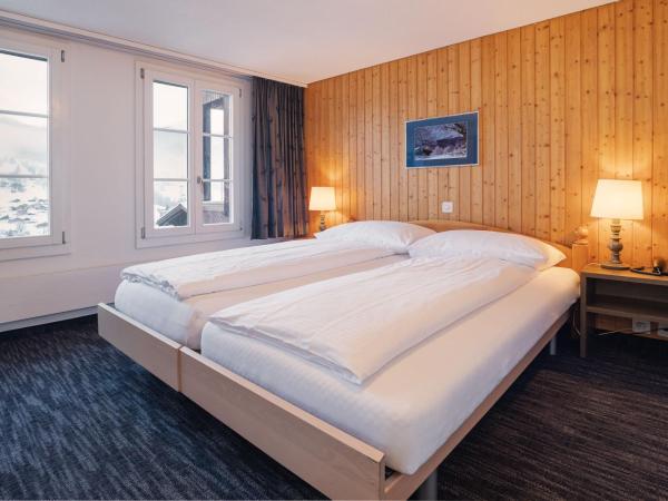 Jungfrau Lodge, Swiss Mountain Hotel : photo 6 de la chambre chambre double avec salle de bains privative et vue sur la montagne