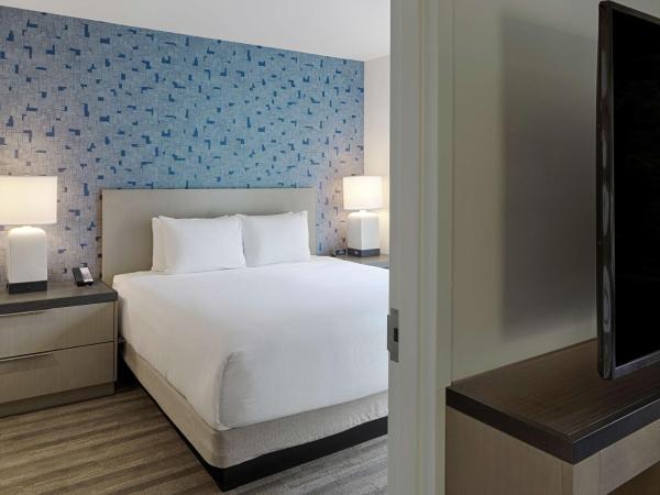 Hyatt House Columbus OSU Short North : photo 1 de la chambre suite 1 chambre lit king-size avec canapé-lit