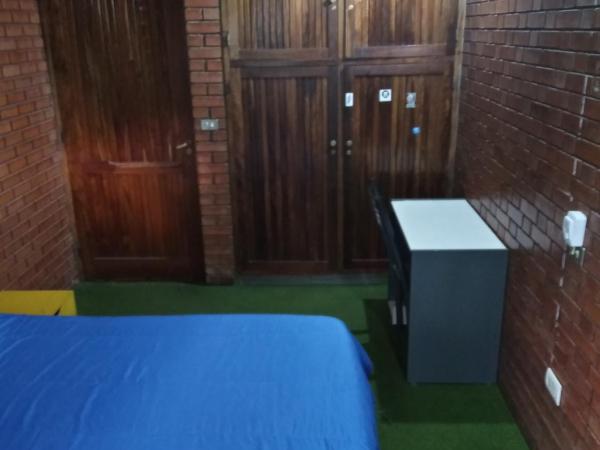 OlasHostel : photo 1 de la chambre chambre double avec salle de bains commune