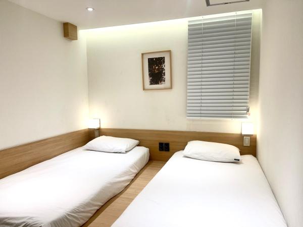 Artravel Myeongdong : photo 5 de la chambre chambre lits jumeaux avec salle de bains privative