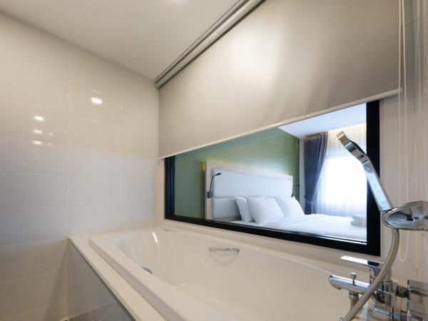 Prime Square Hotel : photo 1 de la chambre chambre lit king-size deluxe - vue sur jardin