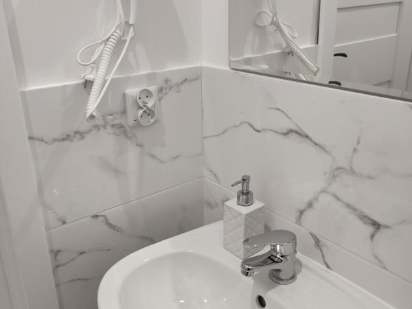 Hostel 36 : photo 5 de la chambre grande chambre lits jumeaux avec salle de bains