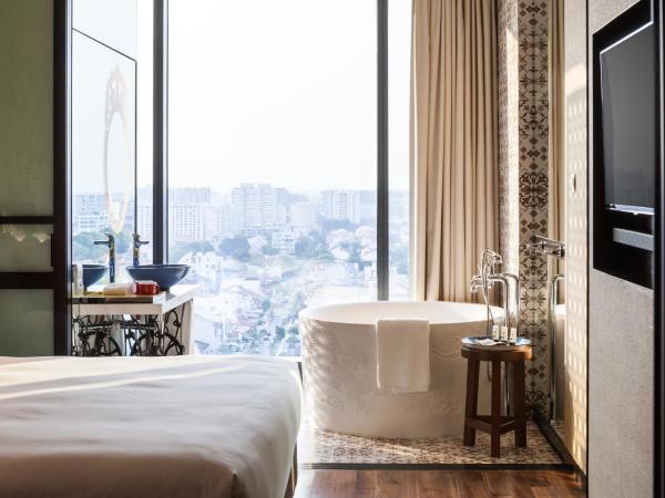 Hotel Indigo Singapore Katong, an IHG Hotel : photo 8 de la chambre hébergement lit king-size standard avec baignoire - vue sur quartier historique