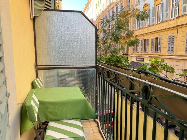 Hotel Central Bastia : photo 9 de la chambre chambre lits jumeaux avec balcon