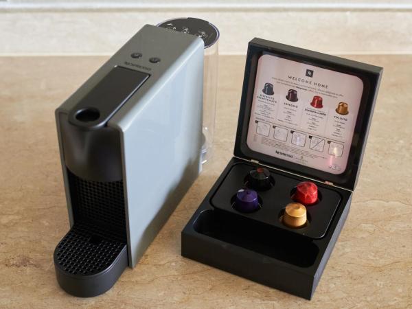 Shangri-La Rasa Ria, Kota Kinabalu : photo 6 de la chambre chambre lit king-size suite junior dans l'aile océan avec vue sur le jardin