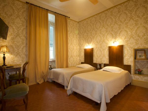 Hotel Central Bastia : photo 1 de la chambre chambre lits jumeaux - vue sur ville