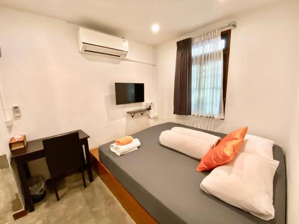 Tiny Taladnoi Hostel : photo 9 de la chambre chambre double avec salle de bains privative