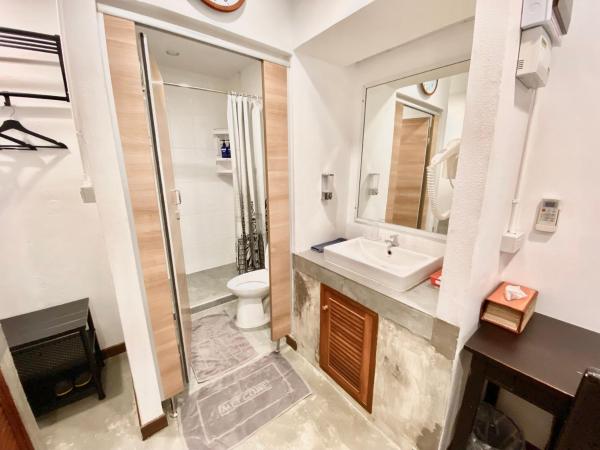 Tiny Taladnoi Hostel : photo 8 de la chambre chambre double avec salle de bains privative