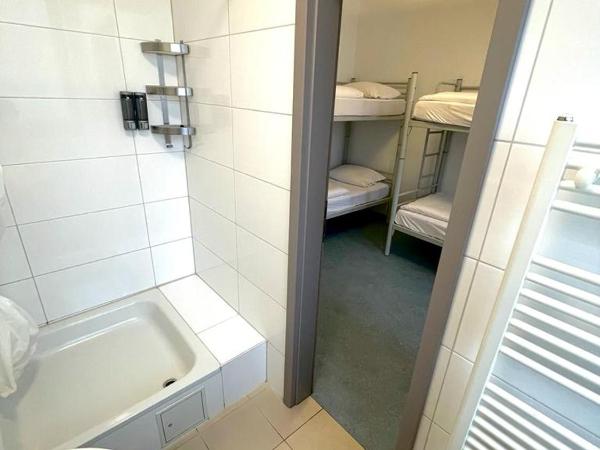 RixHouse Hostel : photo 5 de la chambre chambre quadruple avec salle de bains privative