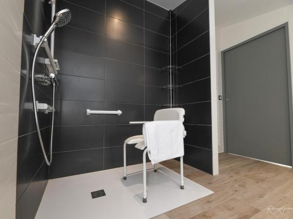 Les Chambres d'Aurore : photo 6 de la chambre chambre lit king-size avec douche accessible en fauteuil roulant - adaptée aux personnes à mobilité réduite