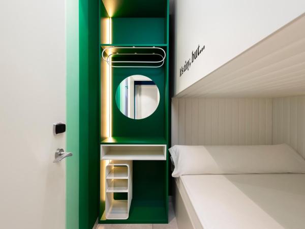 COEO Pod Hostel - Part of COEO Experience : photo 2 de la chambre capsule double niveau inférieur