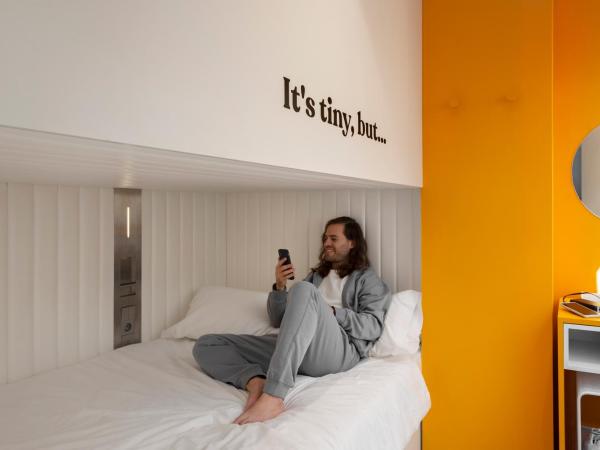 COEO Pod Hostel - Part of COEO Experience : photo 3 de la chambre capsule double niveau inférieur