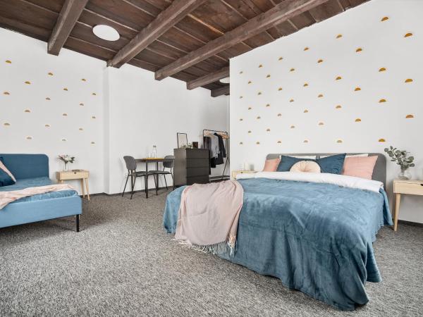 Penzion Village Peace #29 by Goodnite cz - U Libušky : photo 2 de la chambre chambre double avec lit d'appoint