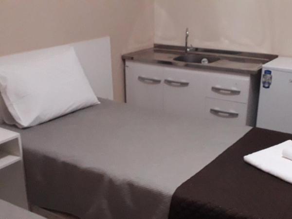 BH EXPO SUITES & KITNETES : photo 2 de la chambre chambre lits jumeaux avec salle de bains privative