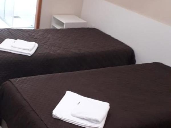 BH EXPO SUITES & KITNETES : photo 3 de la chambre chambre triple avec salle de bains privative