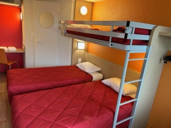 Premiere Classe Blois Nord : photo 2 de la chambre chambre triple (1 lit double et 1 lit simple)