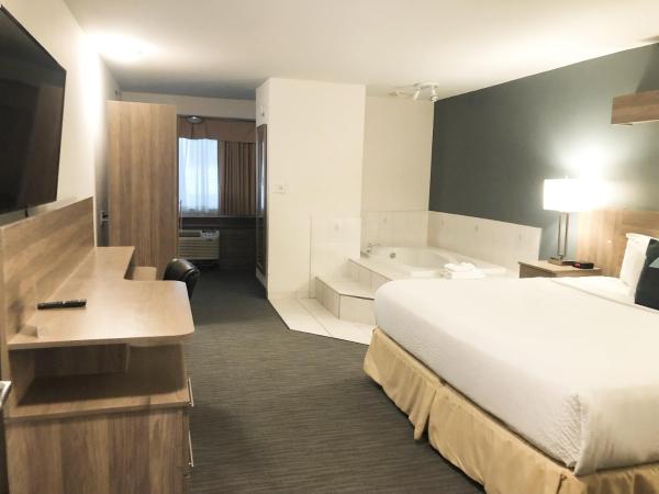 Days by Wyndham Niagara Falls Centre St. By the Falls : photo 1 de la chambre chambre lit king-size avec baignoire jacuzzi
