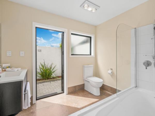 ASURE Rotorua International Motor Inn : photo 5 de la chambre studio lit king-size deluxe avec baignoire spa