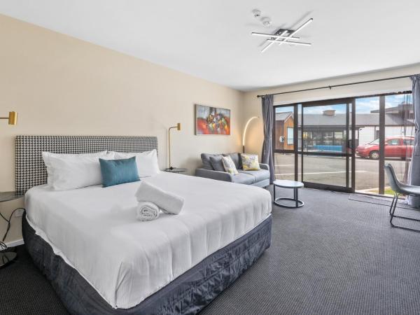 ASURE Rotorua International Motor Inn : photo 1 de la chambre studio lit king-size deluxe avec baignoire spa