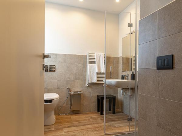 Hotel Mon Émile : photo 7 de la chambre chambre double - accessible aux personnes à mobilité réduite