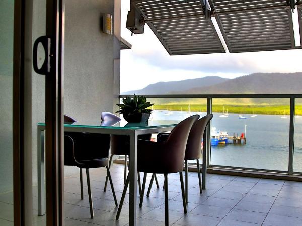 Cairns Private Apartments : photo 6 de la chambre appartement 2 chambres avec vue sur le port
