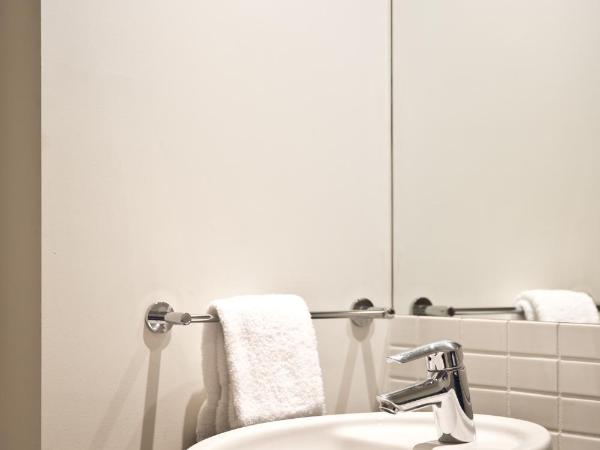 Cairns Private Apartments : photo 9 de la chambre chambre double ou lits jumeaux - vue sur port