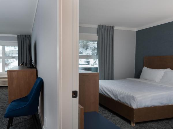 Prestige Kamloops Hotel : photo 4 de la chambre suite lit king-size avec lit king-size et 2 lits queen-size