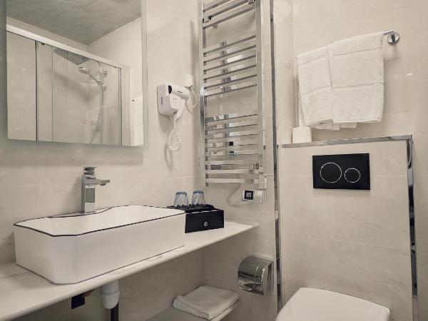 KYRIAD ROUEN SUD - Sotteville les Rouen : photo 2 de la chambre chambre quadruple avec 1 lit double et 2 lits simples