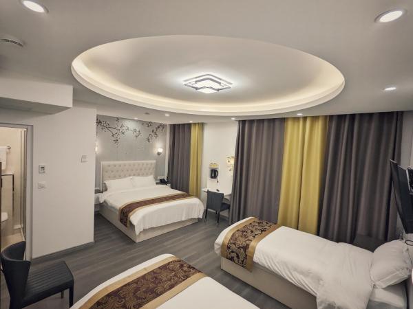 KYRIAD ROUEN SUD - Sotteville les Rouen : photo 5 de la chambre chambre quadruple avec 1 lit double et 2 lits simples