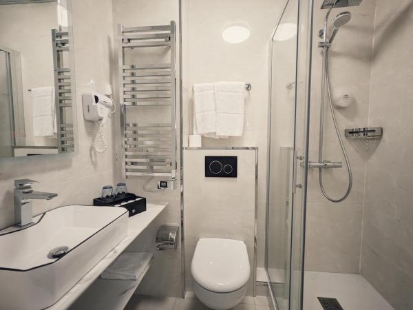 KYRIAD ROUEN SUD - Sotteville les Rouen : photo 6 de la chambre chambre quadruple avec 1 lit double et 2 lits simples