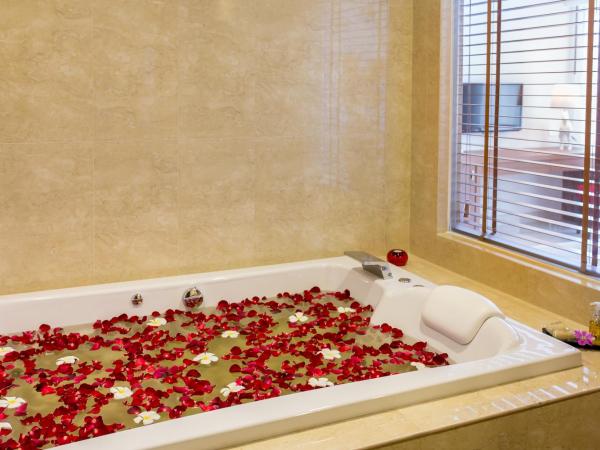 Riche Hua Hin Hotel - SHA Plus : photo 3 de la chambre suite avec jacuzzi
