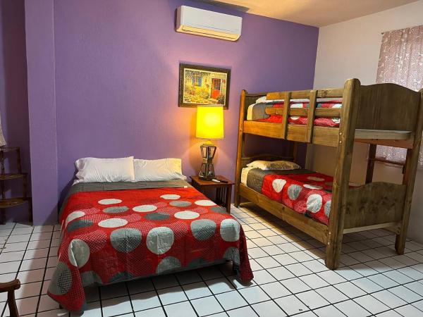 My Family In Monterrey - Hostel : photo 2 de la chambre chambre quadruple avec balcon