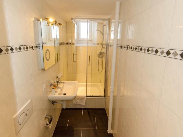 Zentrum Haus Davos : photo 4 de la chambre chambre double avec salle de bains commune