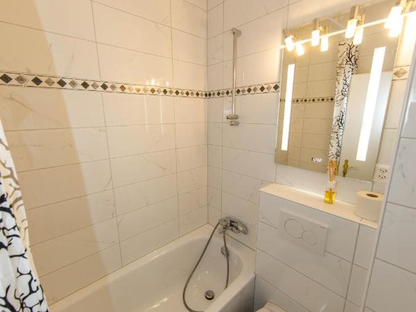 Zentrum Haus Davos : photo 7 de la chambre chambre double avec salle de bains privative